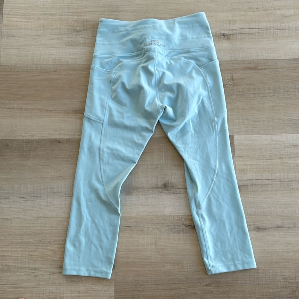 NWT Lorna Jane sz M , 7/8 Length Tight 
Color = pretty Tiffany like blue